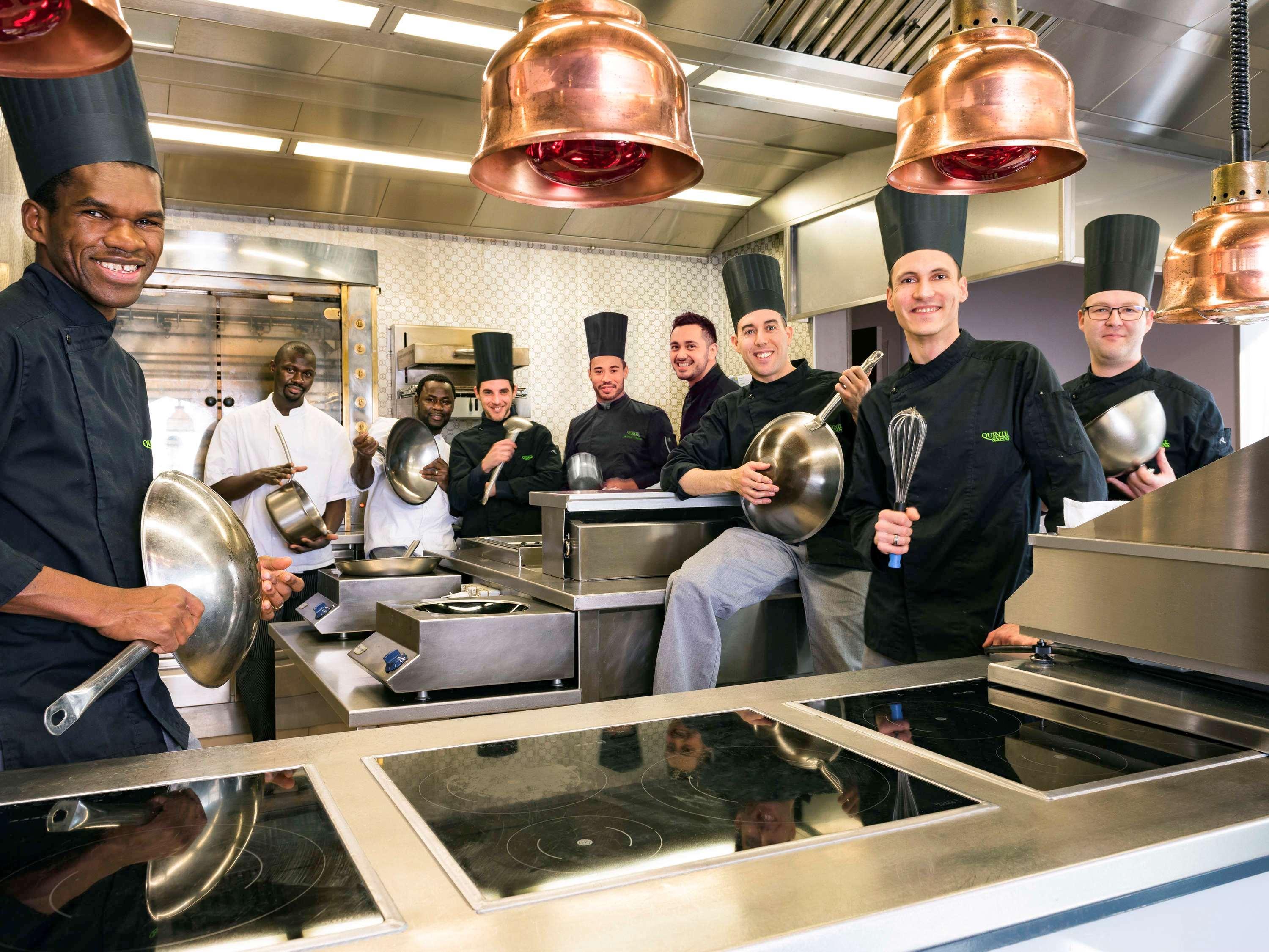 Pullman Paris La Defense Otel Courbevoie Dış mekan fotoğraf Culinary students at the International Culinary Center