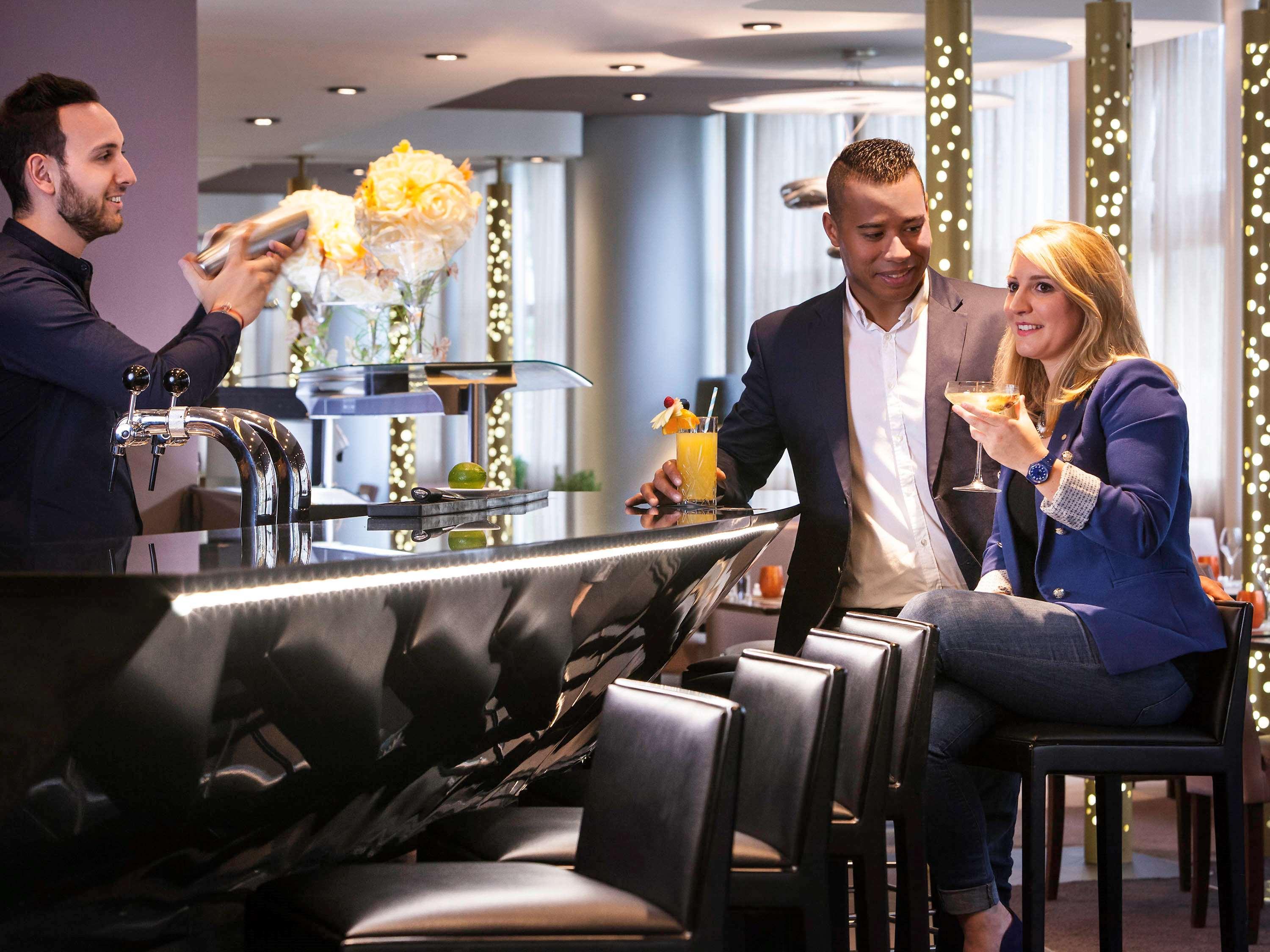Pullman Paris La Defense Otel Courbevoie Dış mekan fotoğraf The bar at the hotel