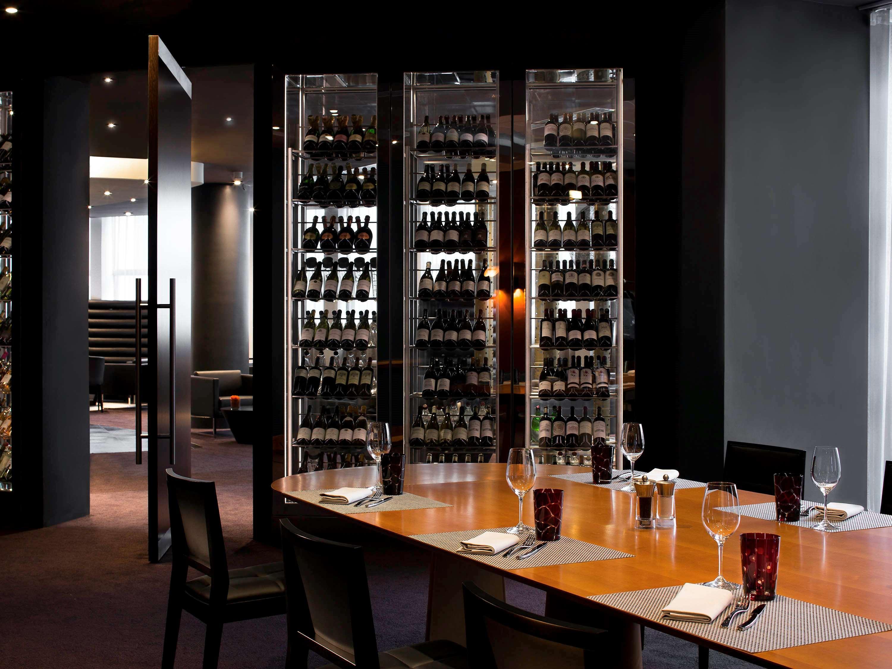Pullman Paris La Defense Otel Courbevoie Dış mekan fotoğraf Wine tasting at the Wine Campus