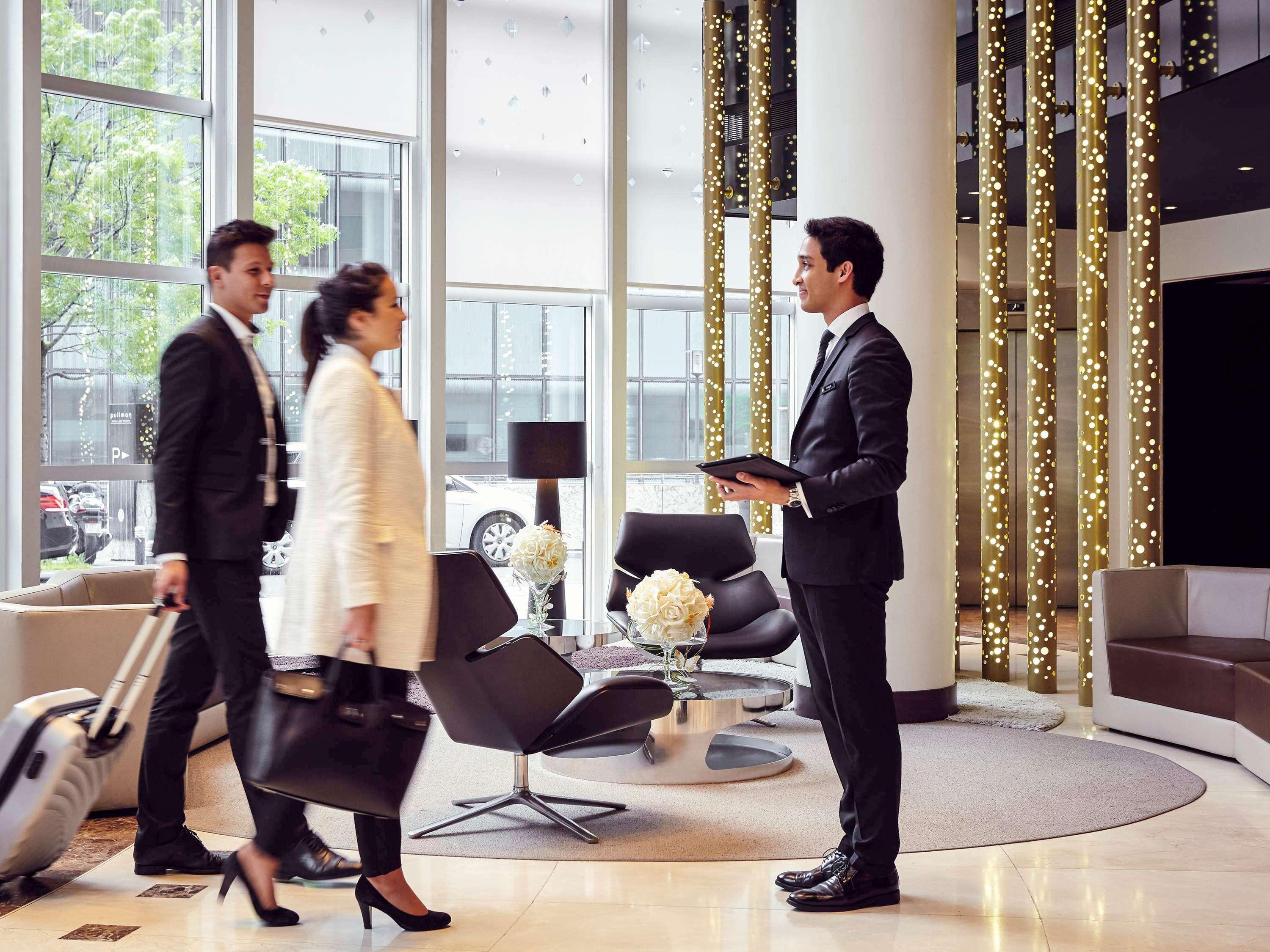 Pullman Paris La Defense Otel Courbevoie Dış mekan fotoğraf Concierge at work
