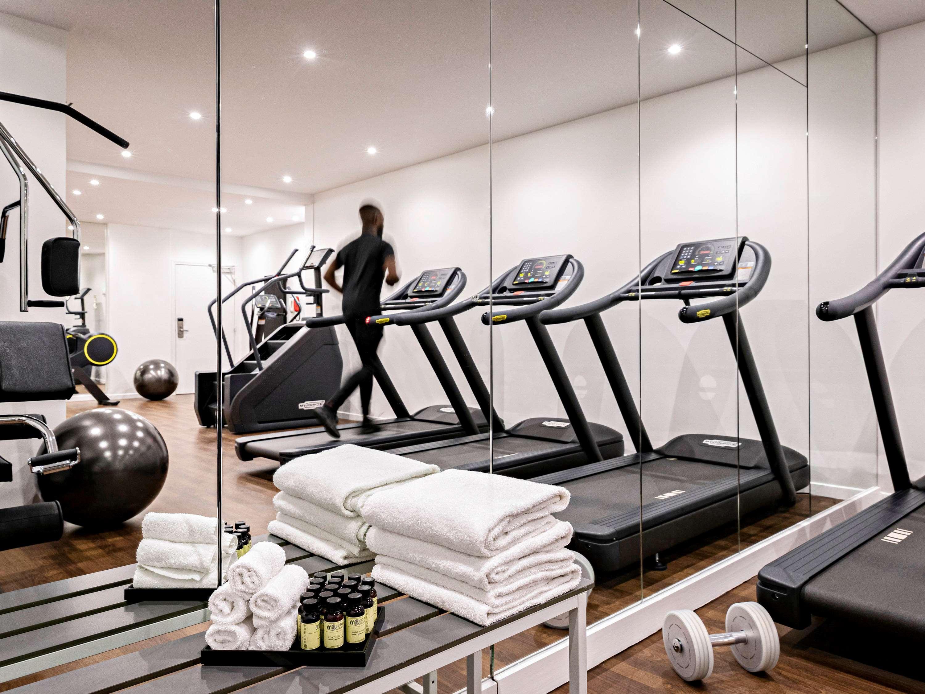Pullman Paris La Defense Otel Courbevoie Dış mekan fotoğraf The gym at The Ivy Collection