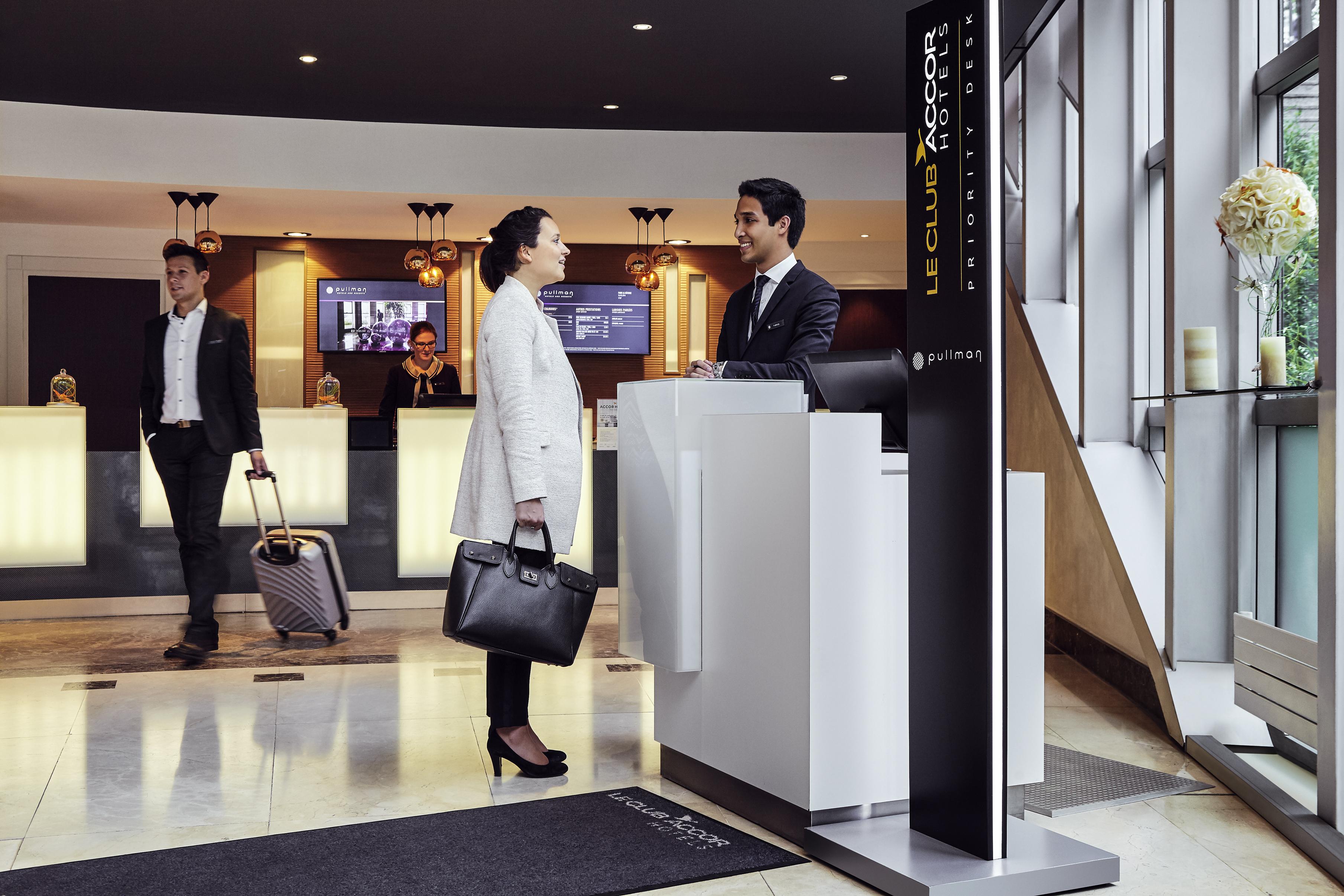 Pullman Paris La Defense Otel Courbevoie Dış mekan fotoğraf A hotel lobby